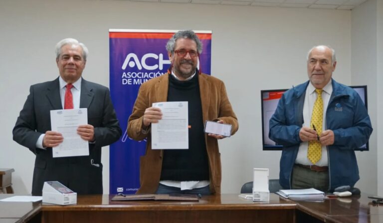 Acuerdo entre municipalidades y aseguradoras busca utilizar un dispositivo para detectar automáticamente autos robados