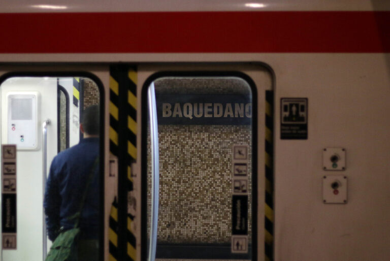 Metro cierra estación Baquedano por festejos por el título de Colo Colo