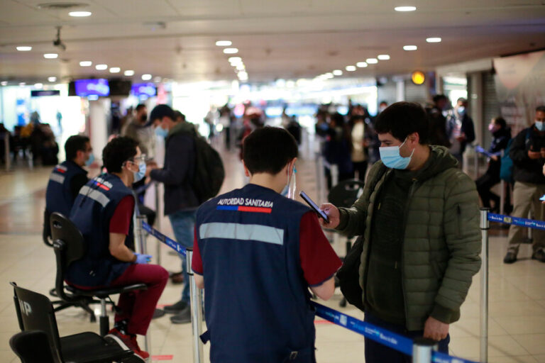 Trabajadores del Aeropuerto de Santiago denunciaron intoxicación masiva