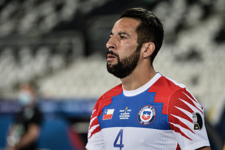 Universidad Católica oficializó principio de acuerdo con Mauricio Isla