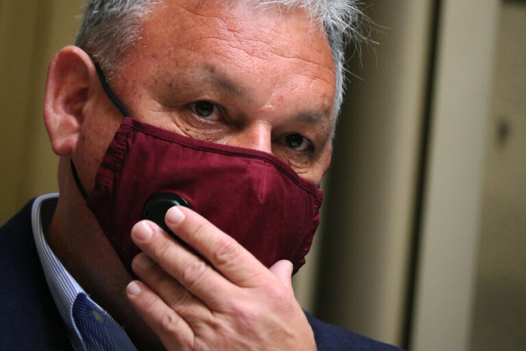 “Vi cierta voluntad”: Mundaca prevé que empresas entreguen plan operacional para condiciones ambientales