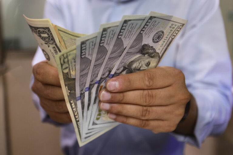 Superó los $860: Dólar sufre fuerte alza debido a la inflación en EE.UU. y el incremento de casos de COVID-19 en China