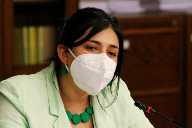 Cariola dice estar dispuesta a discutir el “Aula Segura 2.0”, pero enfatiza: “No todo se resuelve con medidas de dureza”