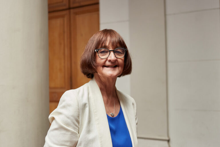 Rosa Devés asume como primera rectora de la U. de Chile: “Hemos llegado a representar a las mujeres y sus luchas”