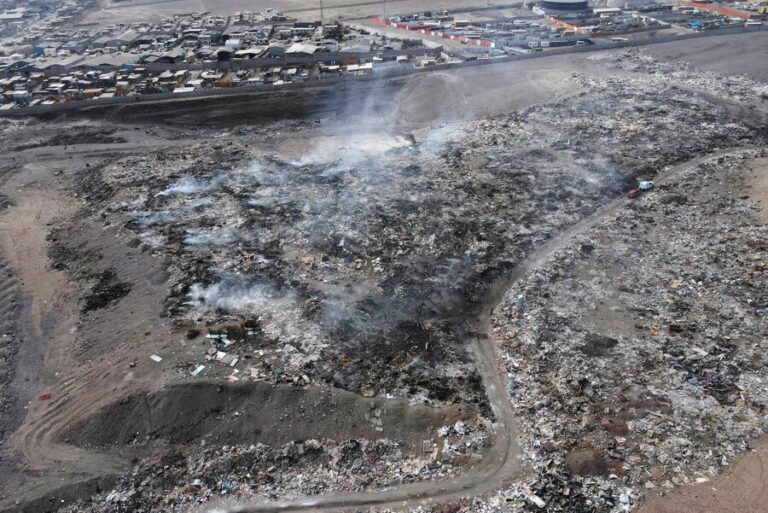 Suspenden las clases en todos los establecimientos educacionales de Antofagasta por incendio en ex vertedero “La Chimba”