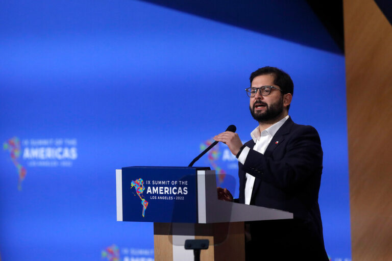 Cadem: Aprobación del presidente Boric se mantuvo en un 44% y opción apruebo cae tres puntos