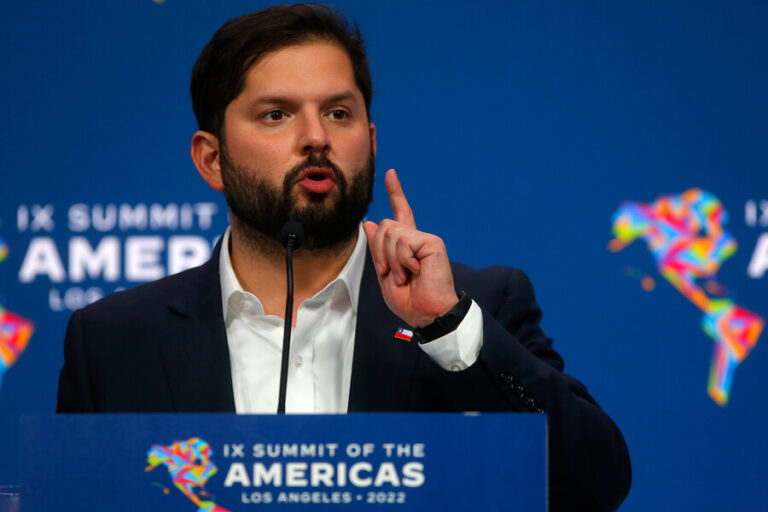 Cadem: Aprobación del presidente Boric bajó cuatro puntos y opción apruebo llegó al 37%