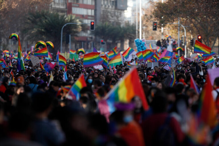 A esta hora se realiza la masiva Marcha por el Orgullo en el centro de Santiago