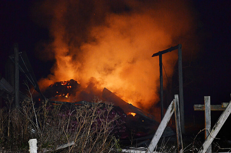 Ataque incendiario destruyó dos construcciones de la familia Luchsinger