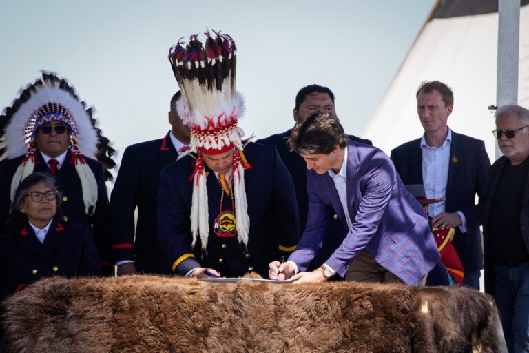 Canadá compensa a pueblo originario por robo de sus tierras hace más de un siglo