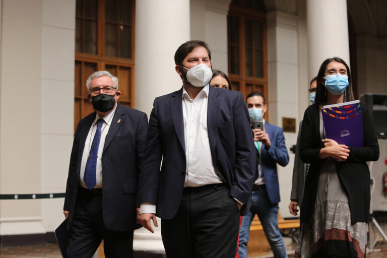 Encuesta Criteria arroja leve baja en la desaprobación del presidente Boric y la Convención