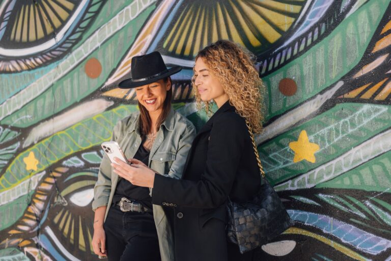 Bumble: La aplicación de citas que creó un programa de terapia gratuito para víctimas de agresiones sexuales en Chile