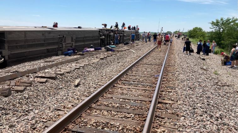 Tren con 243 pasajeros se descarrila en Estados Unidos tras chocar contra un camión: Hay 3 muertos