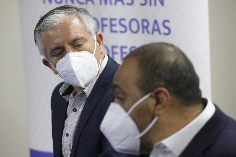 Colegio de Profesores y vacaciones con escuelas abiertas: 