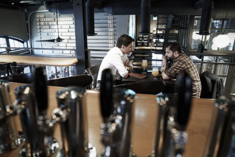 Presidente Boric y primer ministro Trudeau fueron vistos en tradicional bar cervecero de Ottawa