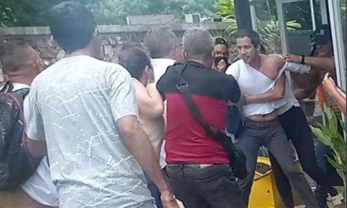 Juan Guaidó recibió empujones e insultos durante una visita al oeste de Venezuela