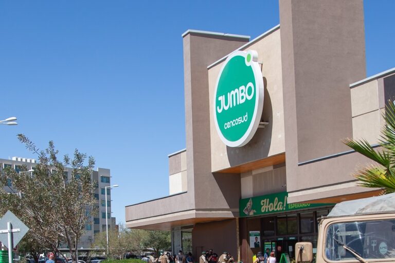 Ordenan prohibición de acercamiento a juez que habría robado más de $300 mil en supermercado de Curicó
