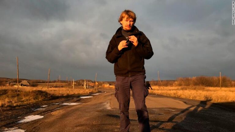 Organización de periodistas dice tener pruebas de que un reportero ucraniano fue ejecutado por fuerzas rusas