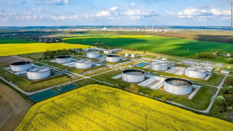 OPEP acuerda aumentar el suministro de petróleo a medida que cae la producción rusa