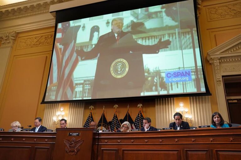 Trump habría intimidado a funcionarios electorales de varios estados para cambiar resultado de la elección de 2020