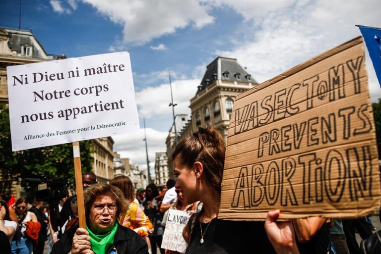 Tras fallo de Roe versus Wade en EE.UU: Francia plantea incluir el derecho al aborto en la Constitución