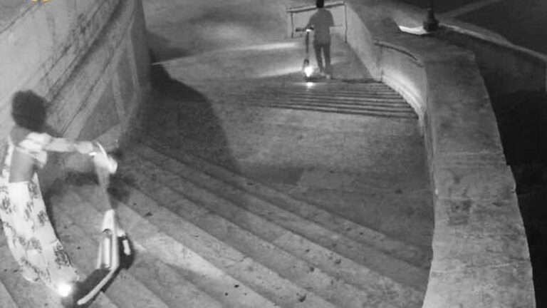 Turistas estadounidenses causan millonarios daños en la Plaza de España de Roma: Tiraron un scooter por las escaleras