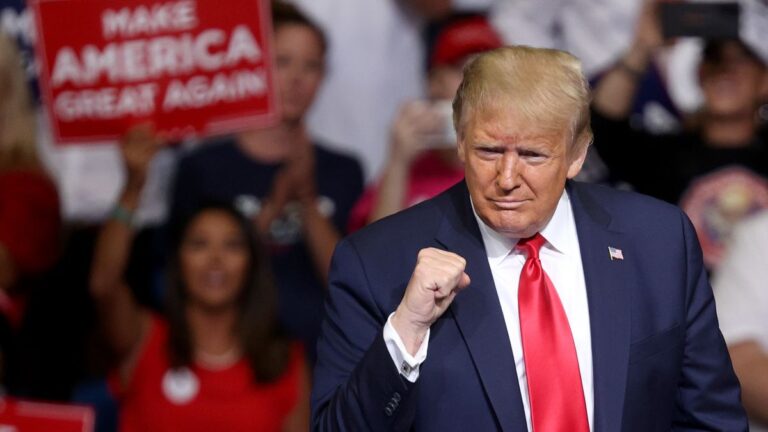 Donald Trump comparecería ante la corte el martes para la lectura de cargos