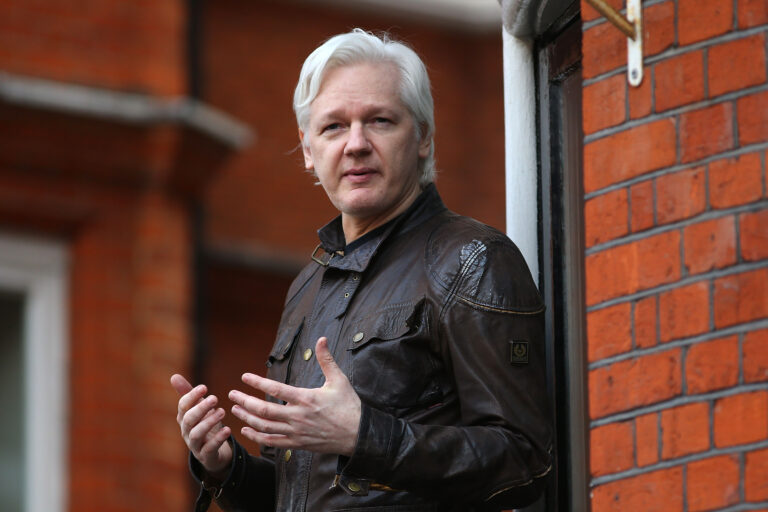 Ministerio del Interior británico aprueba extradición de Julian Assange a Estados Unidos