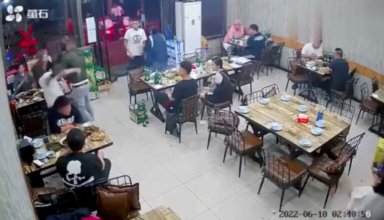 Video de mujeres siendo brutalmente atacadas provoca indignación en China