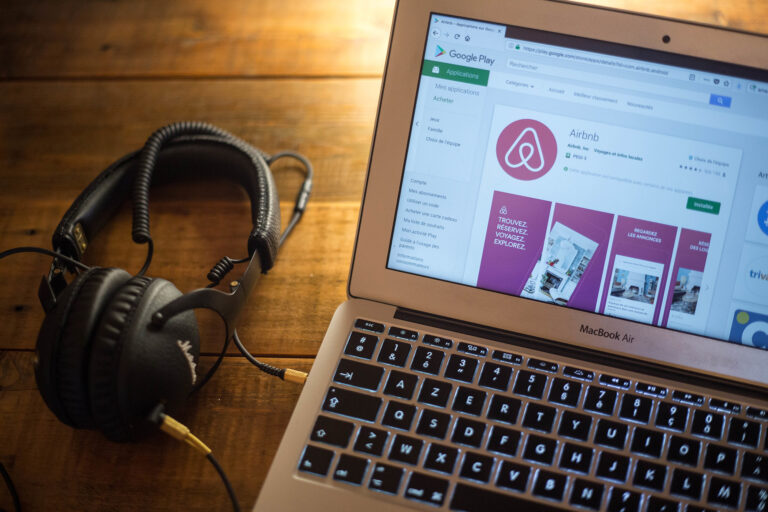 Airbnb prohíbe permanentemente las fiestas en sus casas y departamentos