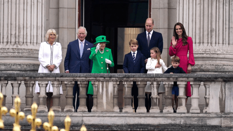 Reina Isabel II hizo una aparición sorpresa en el Palacio de Buckingham para cerrar celebraciones de su Jubileo de Platino