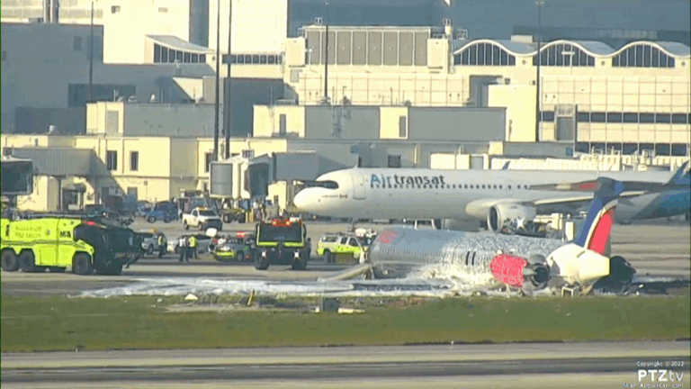 Tres personas terminaron hospitalizadas tras colapso de tren de aterrizaje de un avión en el Aeropuerto de Miami