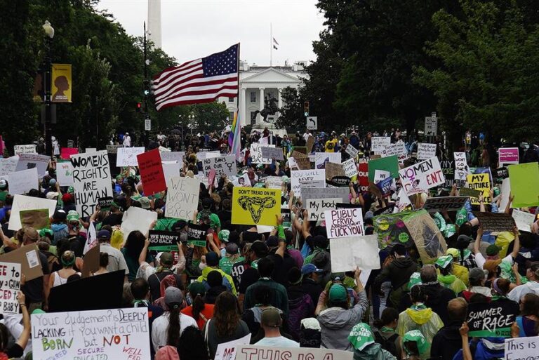 Cientos de mujeres protestaron frente a la Casa Blanca por fallo contra el aborto en Estados Unidos