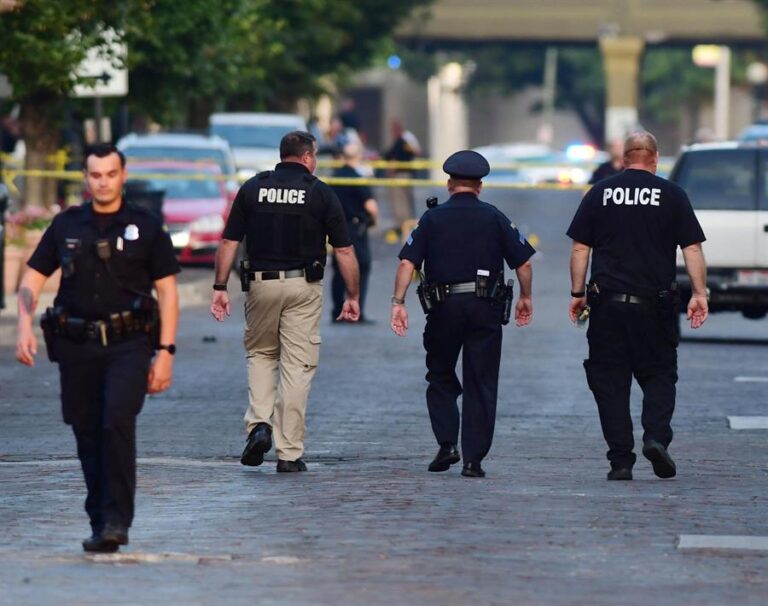 Estados Unidos: Al menos seis muertos y varios heridos dejó un tiroteo durante una celebración del 4 de julio