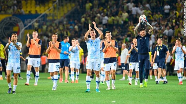 UEFA abrió investigación por cantos de hinchas del Fenerbahce a favor de Vladimir Putin