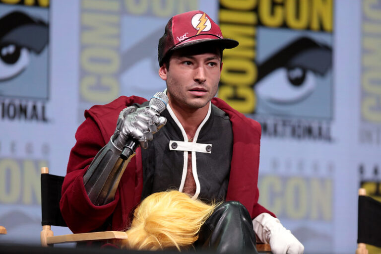 Acusaciones contra Ezra Miller: Mujeres denuncian acoso en su casa e intento de asfixia