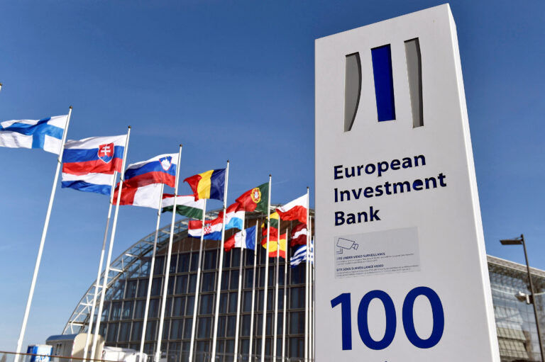 El banco de la Unión Europea aprueba US$ 1,62 mil millones en asistencia financiera para Ucrania
