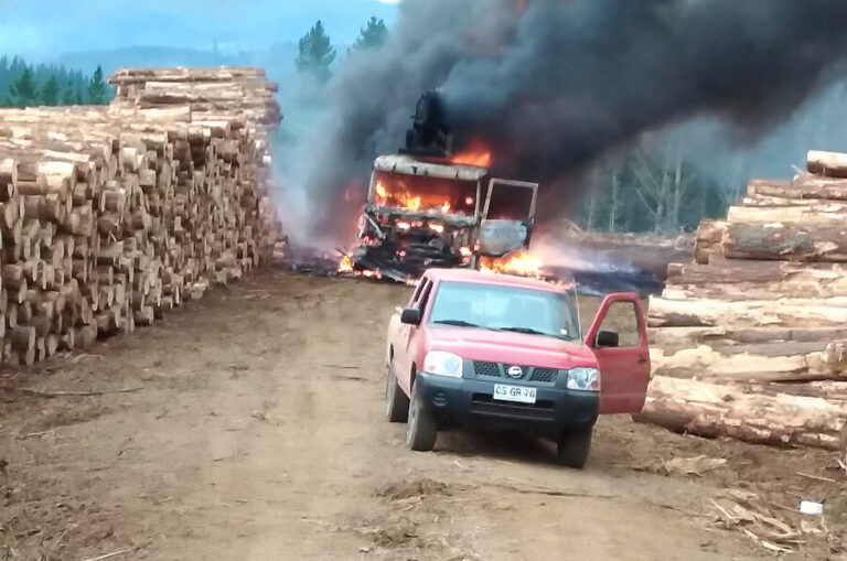 Encapuchados quemaron tres vehículos al interior de un fundo entre Traiguén y Lumaco