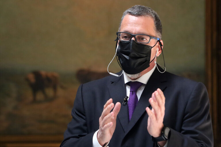 Lagos Weber llama a adherentes del Apruebo a acordar modificaciones al texto 