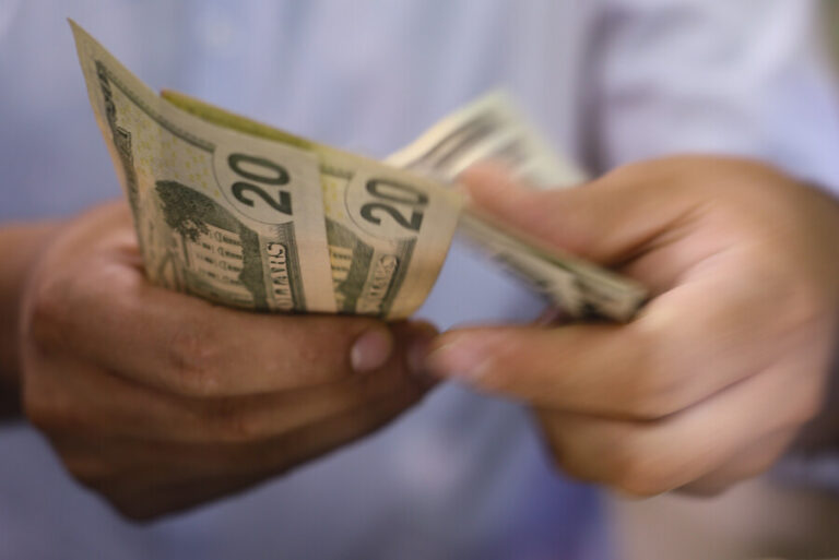 Dólar nuevamente supera los $930 en medio de fuerte baja del cobre