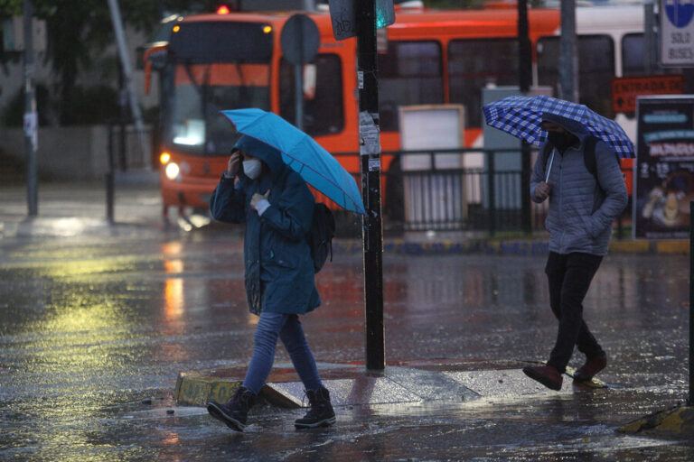 Lluvia y fuerte viento marcan la jornada de este viernes en Santiago: Precipitaciones se extenderán hasta la tarde