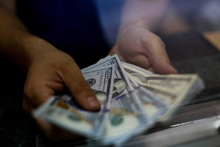 Precio del dólar en Chile sigue en picada y bajó de los $900