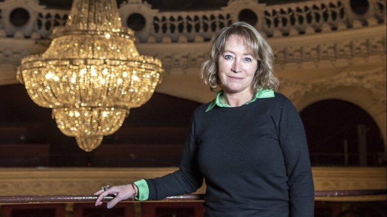 Alicia Hidalgo Córdova fue designada como la nueva gerenta del Teatro Municipal de Santiago