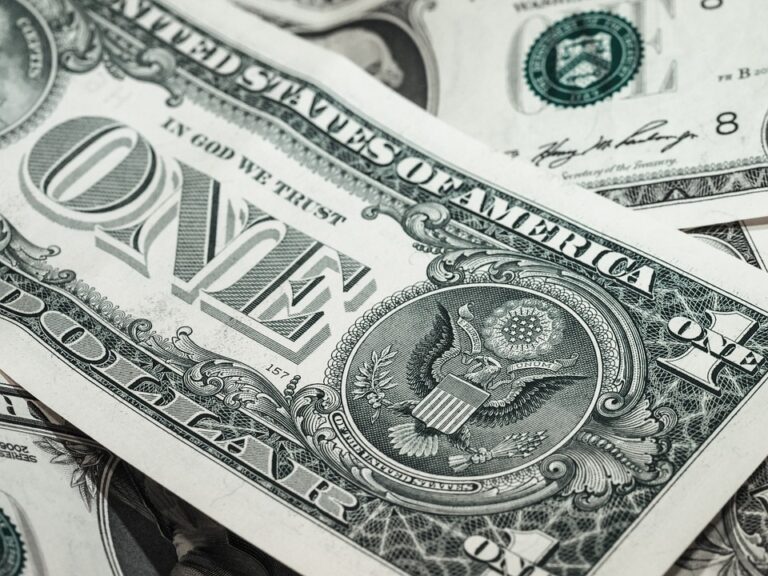 Precio del dólar sigue rompiendo récords y sobrepasa los $1.020