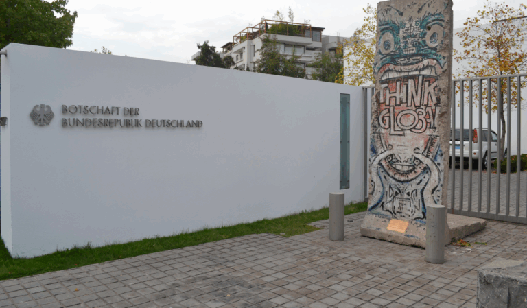 Embajada de Alemania en Chile lamentó comercialización de figuras que representan a soldados de la SS