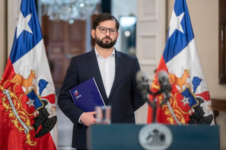 Duval: “Boric dijo que el Gobierno iba a estar alejado del plebiscito, pero en la cadena abrazó el texto con mucho ánimo”