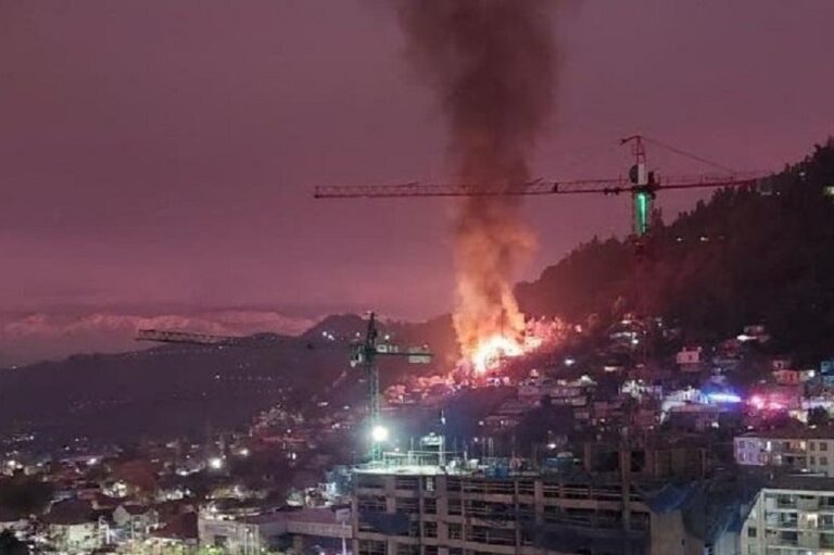 Incendio afecta a viviendas cercanas al cerro San Cristóbal: Personal de emergencia trabaja en el lugar