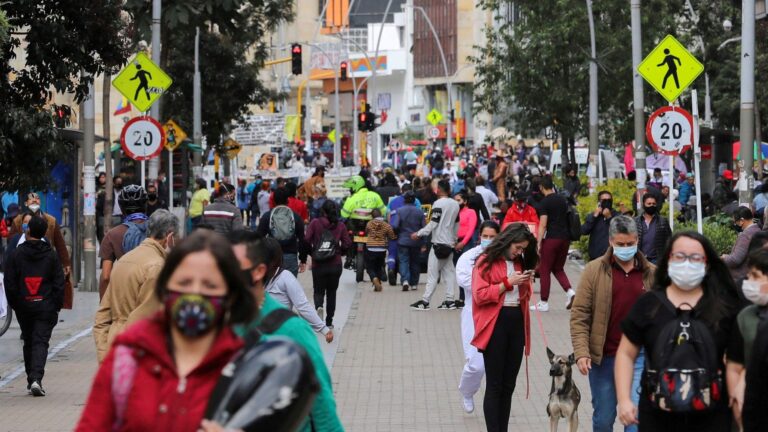 Ministerio de Salud de Colombia recomendó el uso de mascarillas en el espacios cerrados y el transporte público