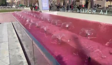 Tiñen de rojo la pileta de la Plaza de la Ciudadanía durante la ceremonia de cierre de la Convención