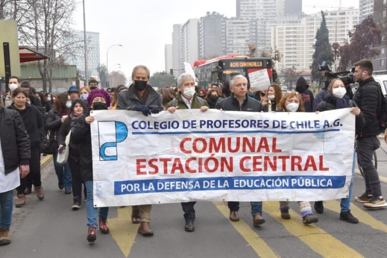 Profesores de Estación Central realizan paro y manifestación: Acusan incumplimiento de acuerdos por parte del alcalde